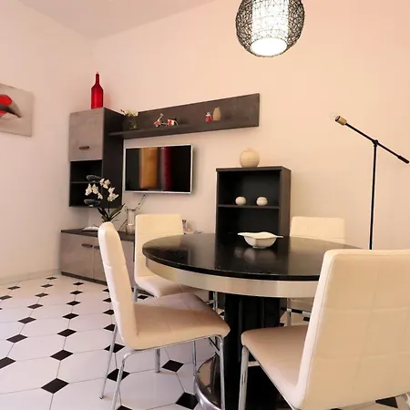 Estate4home - Hearts Apartmán